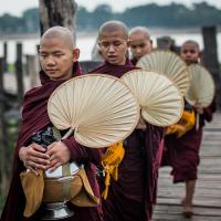 Monks Crossing Pont U-Bein, Myanmar